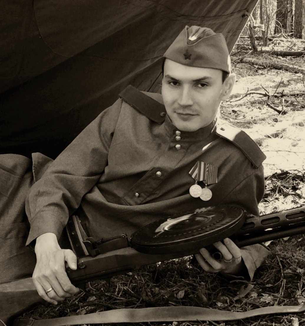    1943 )))